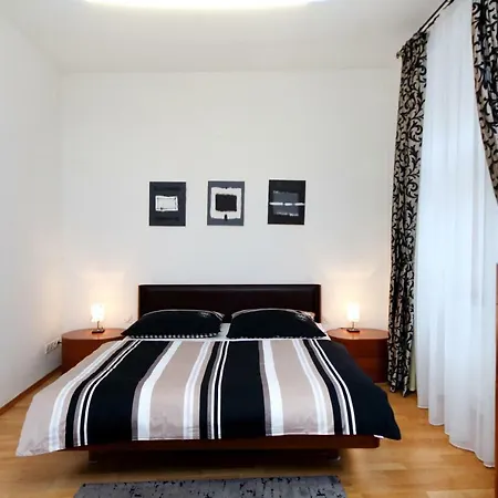 Incredible Two Bedroom Wenceslass Square * Praga