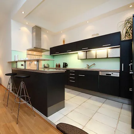 Incredible Two Bedroom Wenceslass Square * Praga